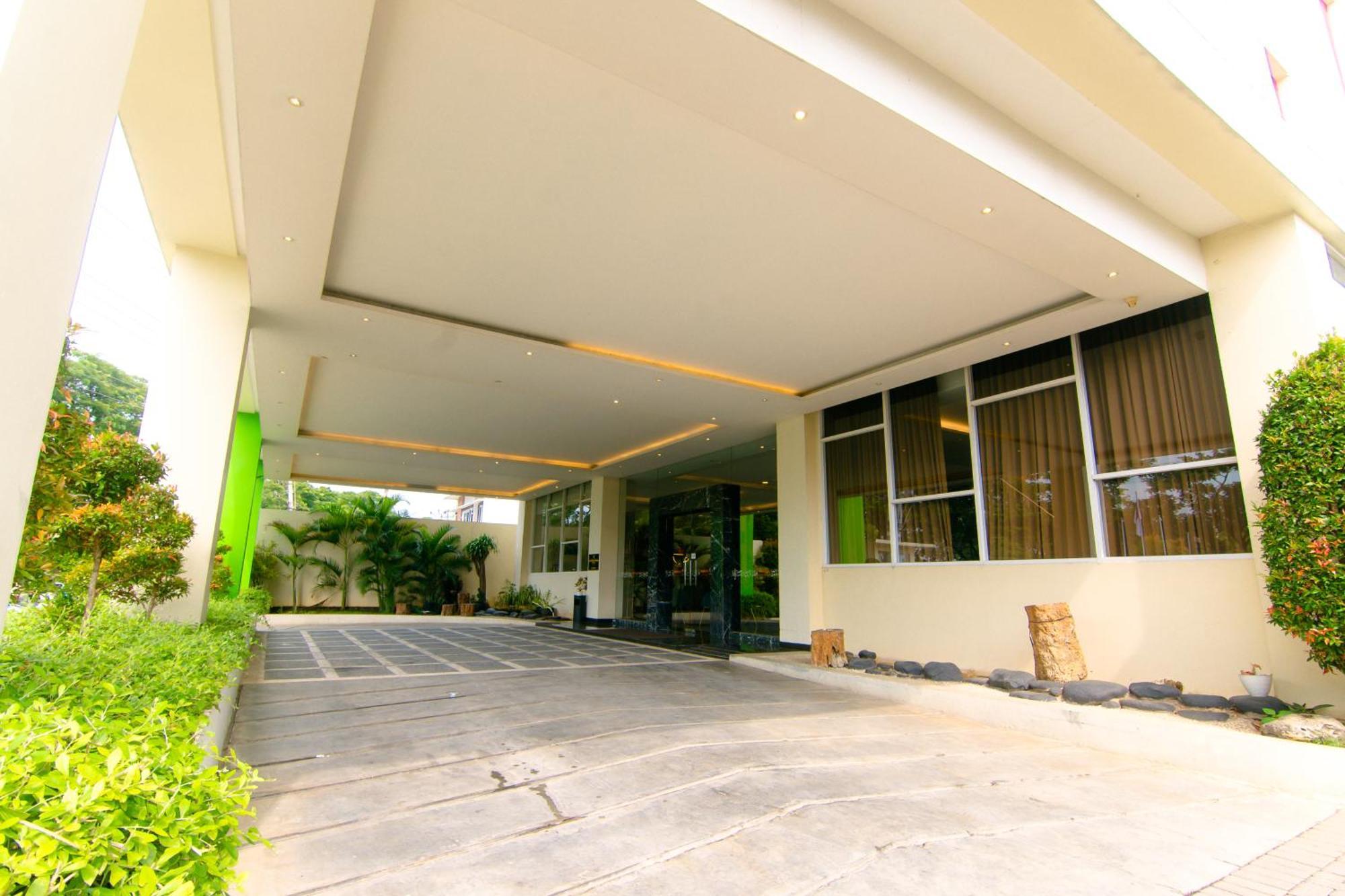 Front One Hotel Purwodadi Purwodadi  Εξωτερικό φωτογραφία