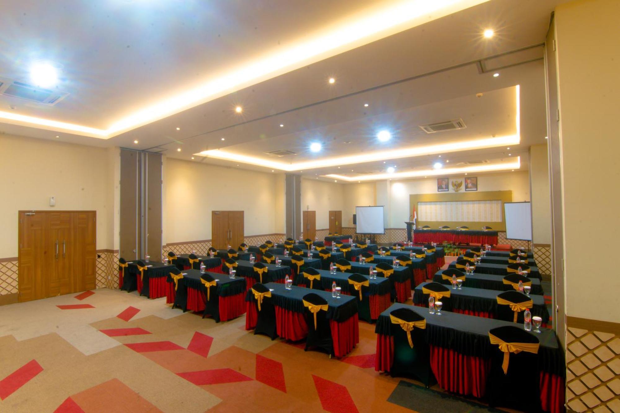 Front One Hotel Purwodadi Purwodadi  Εξωτερικό φωτογραφία