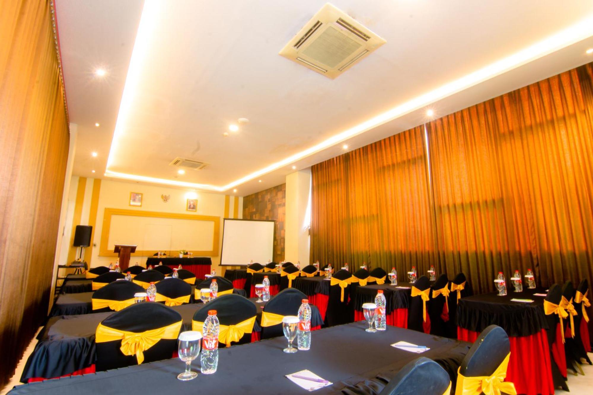 Front One Hotel Purwodadi Purwodadi  Εξωτερικό φωτογραφία
