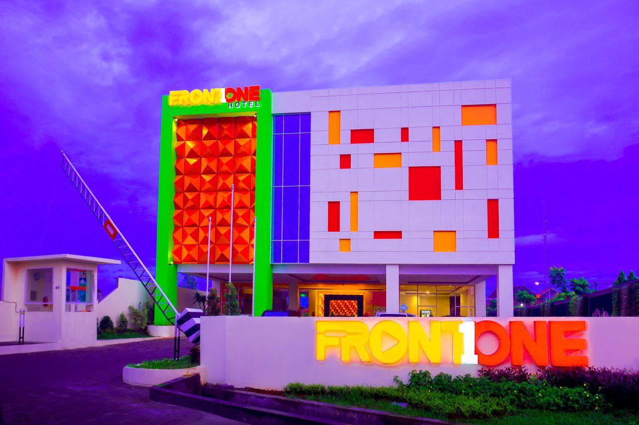 Front One Hotel Purwodadi Purwodadi  Εξωτερικό φωτογραφία